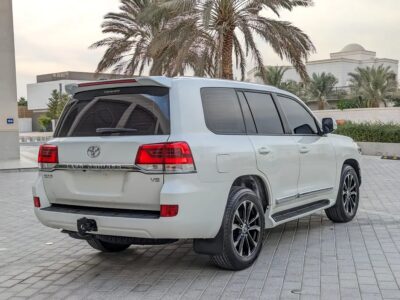 2019 Toyota Land Cruiser GXR 4.5L V8 Turbo Diesel White Beige GCC Specs