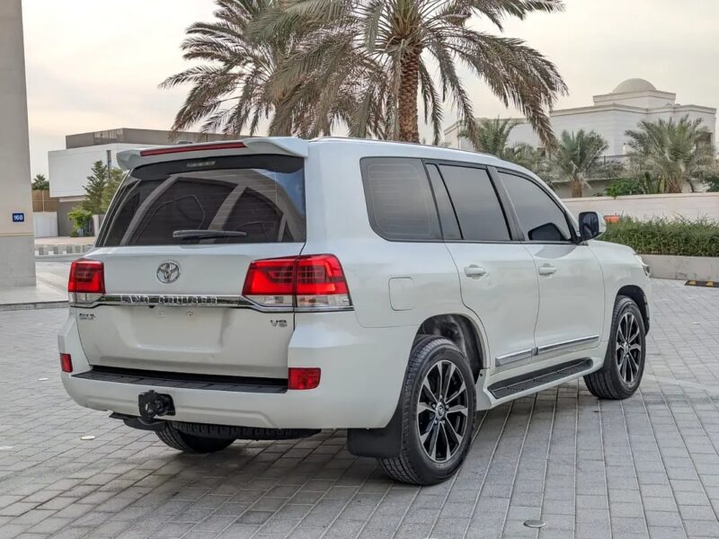 2019 Toyota Land Cruiser GXR 4.5L V8 Turbo Diesel White Beige GCC Specs