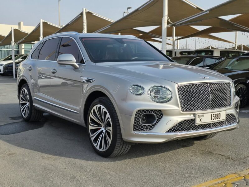 BENTLEY Bentayga V8 Turbo Engine 2023 Silver Red GCC Specs