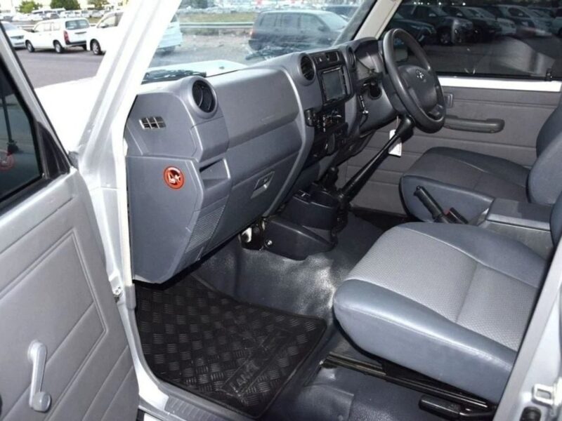 Toyota Land Cruiser Pick Up 2018 4.5L 8 Cylinder Diesel Manual Silver Grey