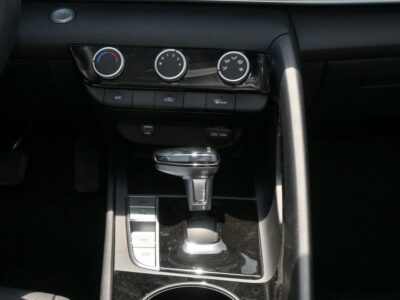 2024 Hyundai Elantra Hyundai Elantra 4 Cylinder Engine White Black