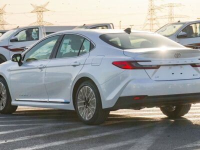 2025 Toyota Camry LE HEV 2.5L 4 Cylinder Engine Hybrid White Beige