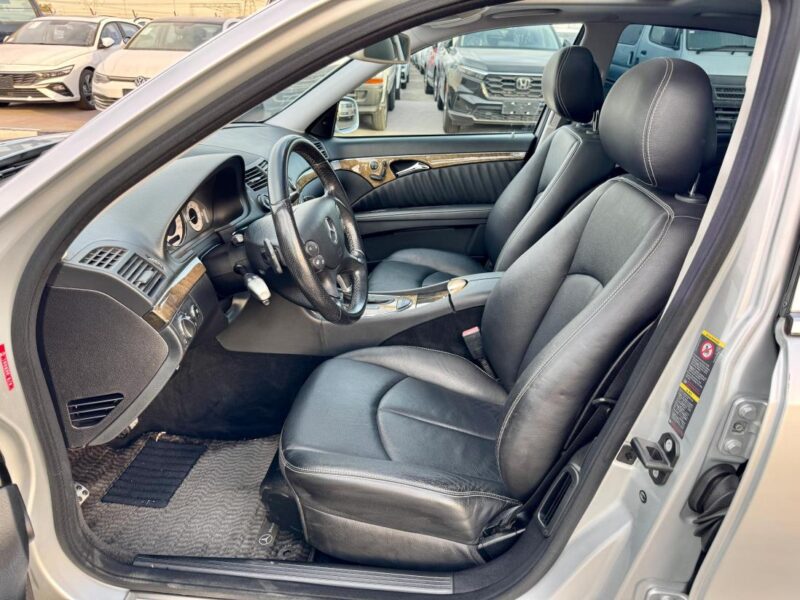 2007 Mercedes-Benz E 550 5.5-liter 8 cylinders Engine Silver Black