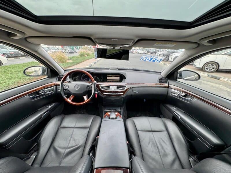 2007 Black Mercedes-Benz S 550 5.5 Liters 8 Cylinders Engine