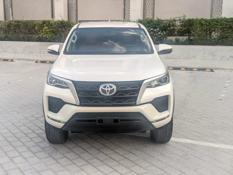 2022 Toyota Fortuner EXR 4X4 V4 2.7L GCC IN EXCELLENT CONDITION White Brown