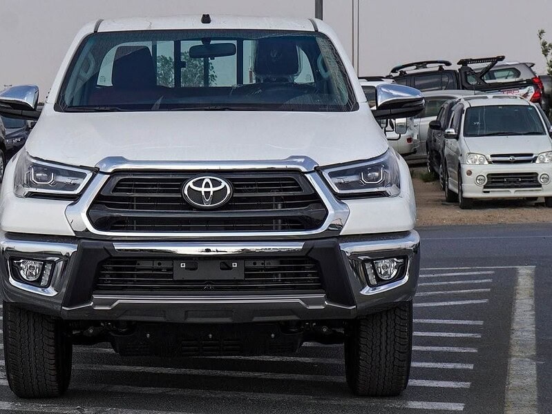 2025 Toyota Hilux GLX-S SR5 2.7L 4 Cylinder Engine GCC White Burgundy