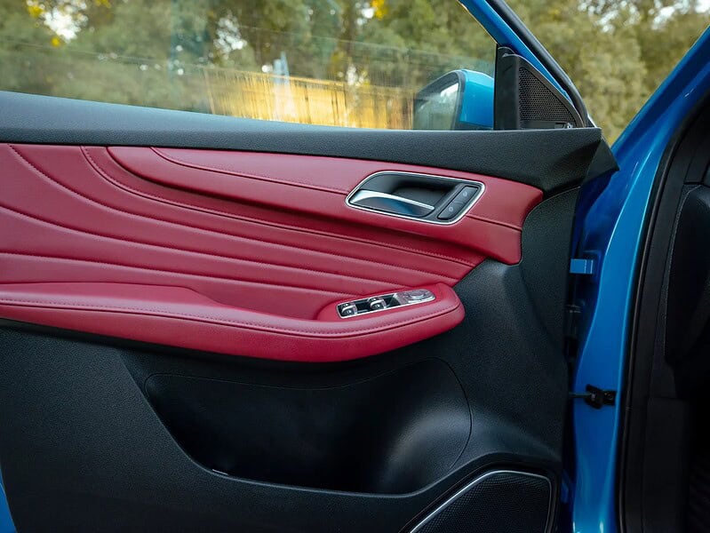 2021 MG HS Luxury 2.0L 4 Cylinder Engine GCC Specs Blue Red