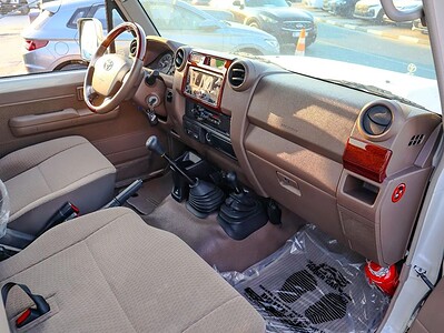 2018 Toyota Land Cruiser Pick Up Std 4.0L Single Cab GCC Specs White Beige