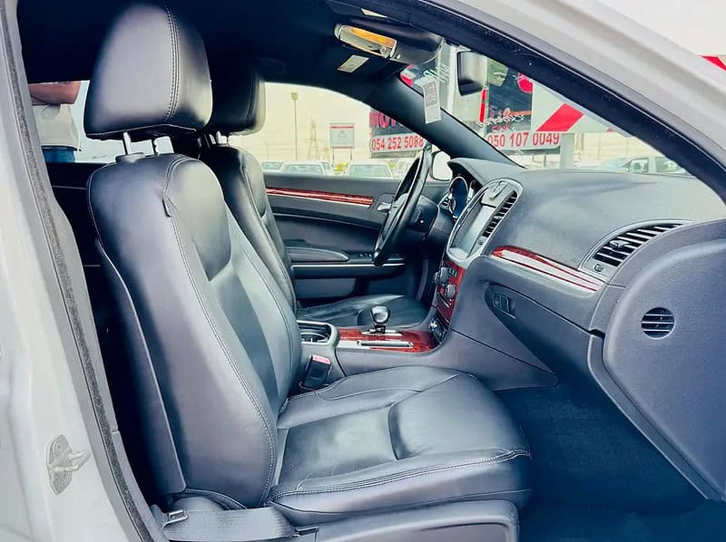 2012 Chrysler 300C Limited 6 Cylinder Engine CLEAN CAR White Black