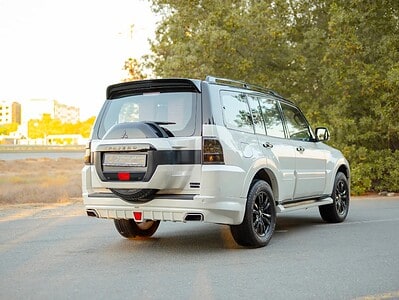 2020 Mitsubishi Pajero Signature Edition 6 Cylinder Engine GCC White Red