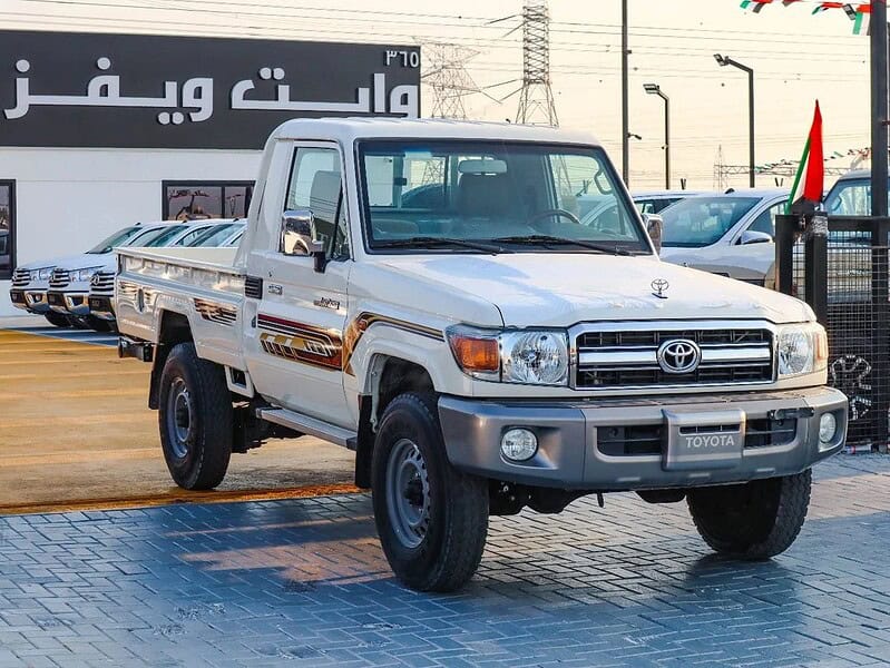 2018 Toyota Land Cruiser Pick Up Std 4.0L Single Cab GCC Specs White Beige