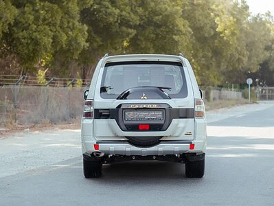 2022 Mitsubishi Pajero GLS 6 Cylinder Engine White Red GCC Specs