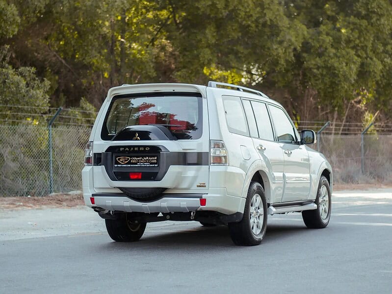 2022 Mitsubishi Pajero GLS 6 Cylinder Engine White Red GCC Specs