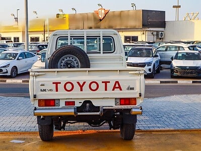 2018 Toyota Land Cruiser Pick Up Std 4.0L Single Cab GCC Specs White Beige