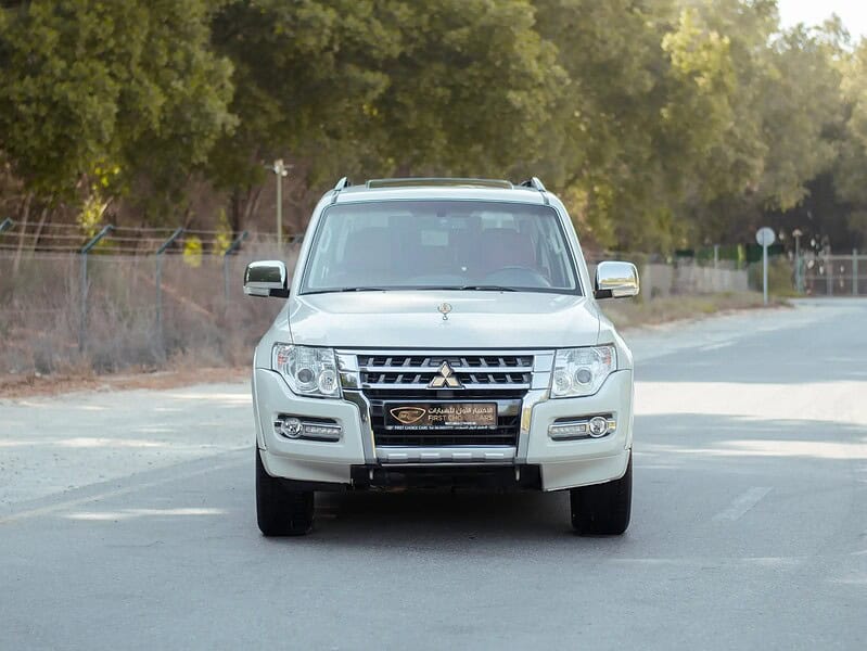 2022 Mitsubishi Pajero GLS 6 Cylinder Engine White Red GCC Specs