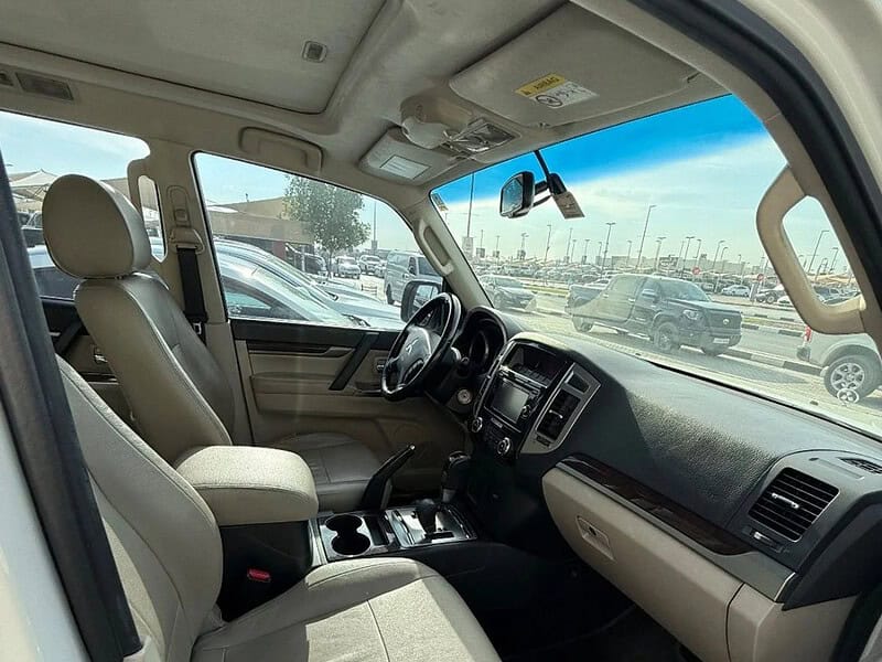 2016 Mitsubishi Pajero Std 3.5L 6 Cylinder Engine GCC Specs White Beige