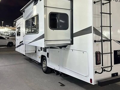 2024 Ford E 450 7.3 litre 8 Cylinders Engine Automatic White Black