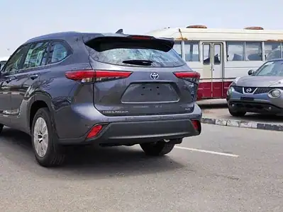 Toyota Highlander GLE 2.5L Hybrid 2023 4WD SUV Grey Black GCC Specs