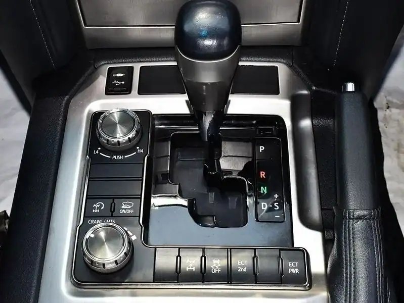 2018 Toyota Land Cruiser 4.5 litre 8 Cylinder Engine RHD White Black