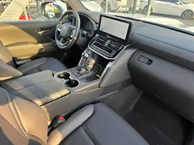 2025 Toyota Land Cruiser VX 3.5l litre Turbo 6 Cylinder Engine White Black