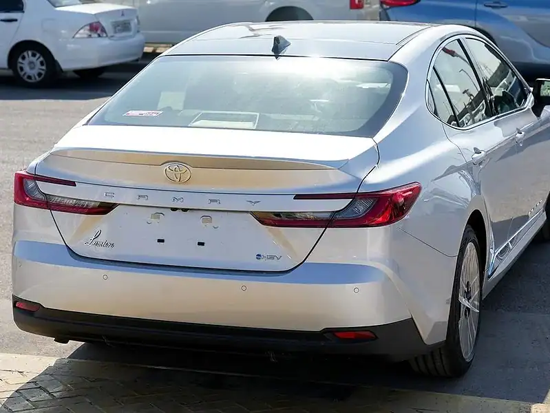 2025 Toyota Camry Hybrid 2.5 L 4 Cylinder Engine Sedan Silver Tan GCC