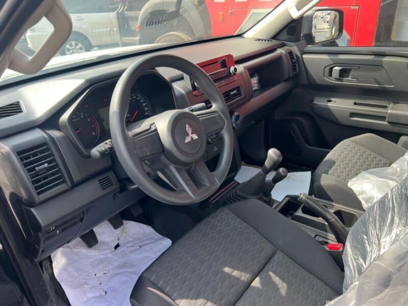 2025 Mitsubishi L200 MITSUBISHI L200 4 Cylinder Engine Manual Grey Black