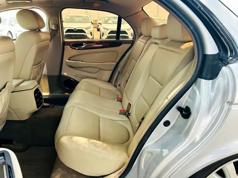 2004 Jaguar XJ 8 8 Cylinders Engine Silver Beige Sedan