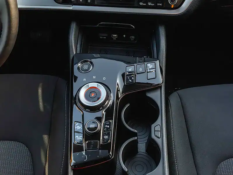2025 Kia Sportage EX 4 Cylinders Engine White Black SUV GCC Specs