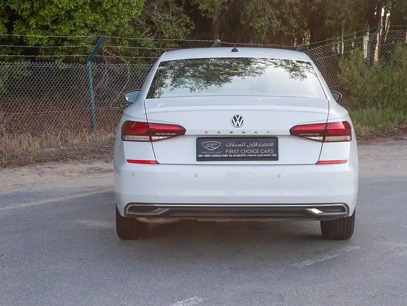 2020 Volkswagen PASSAT Trendline 2.5L 4 Cylinders Engine GCC White Beige