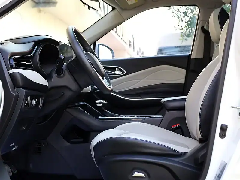 2023 JAC JS4 TURBO 4 Cylinder Engine White Beige SUV GCC Specs