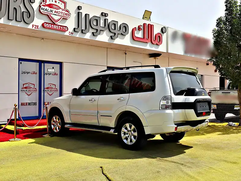 2022 Mitsubishi Pajero GLS 6 Cylinders Engine White Black SUV Full Option GCC