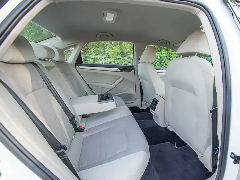 2020 Volkswagen PASSAT Trendline 2.5L 4 Cylinders Engine GCC White Beige