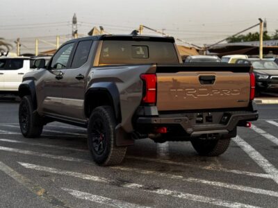2025 Toyota Tacoma 2.4L TRD PRO TOP OPTION Hybrid Beige Black
