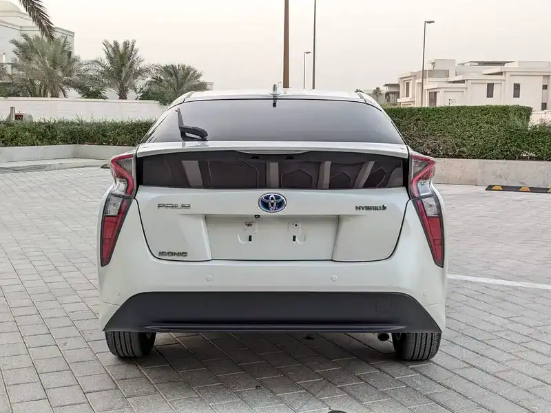 2017 Toyota Prius Iconic Hybrid 4 Cylinder Engine White Grey Sedan GCC