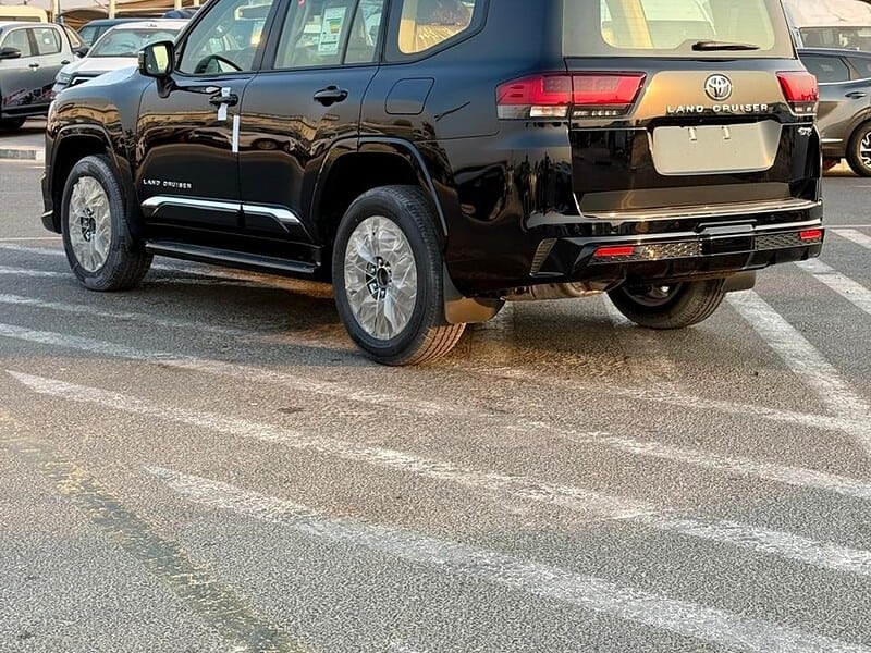 2025 Toyota Land Cruiser GXR 4.0L 6 Cylinder Engine Black Beige SUV GCC Specs