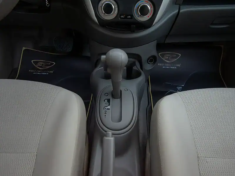 2023 Nissan Sunny SV GCC Specs 4 Cylinder Engine White Beige Sedan