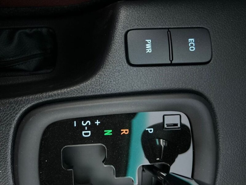 2025 Toyota Hilux DLX BASIC 2.7 4 Cylinder Engine PETROL White Red