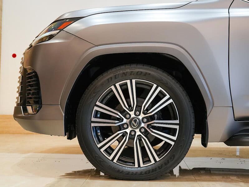 2023 Lexus Lx 600 Signature 3.5L twin-turbo V6 Engine Grey Red SUV