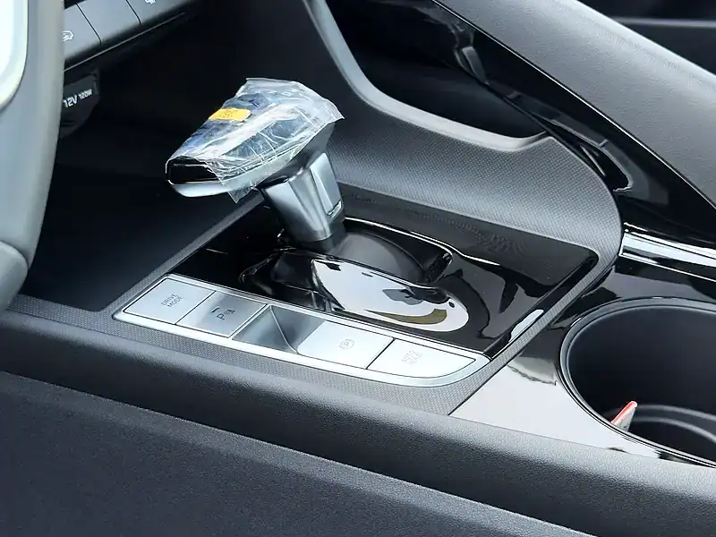2025 Hyundai Elantra Other 1.5 litres 4 Cylinder Engine White Grey Sedan AT