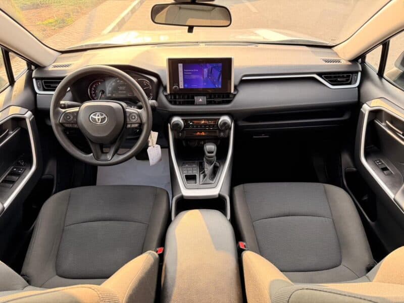 2024 TOYOTA RAV 4 LE AWD 2.5 litres V4 Cylinder Engine Silver Black SUV