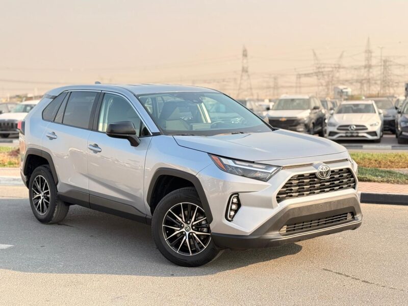 2024 TOYOTA RAV 4 LE AWD 2.5 litres V4 Cylinder Engine Silver Black SUV