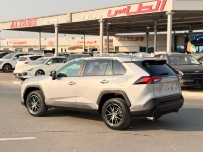 2024 TOYOTA RAV 4 LE AWD 2.5 litres V4 Cylinder Engine Silver Black SUV