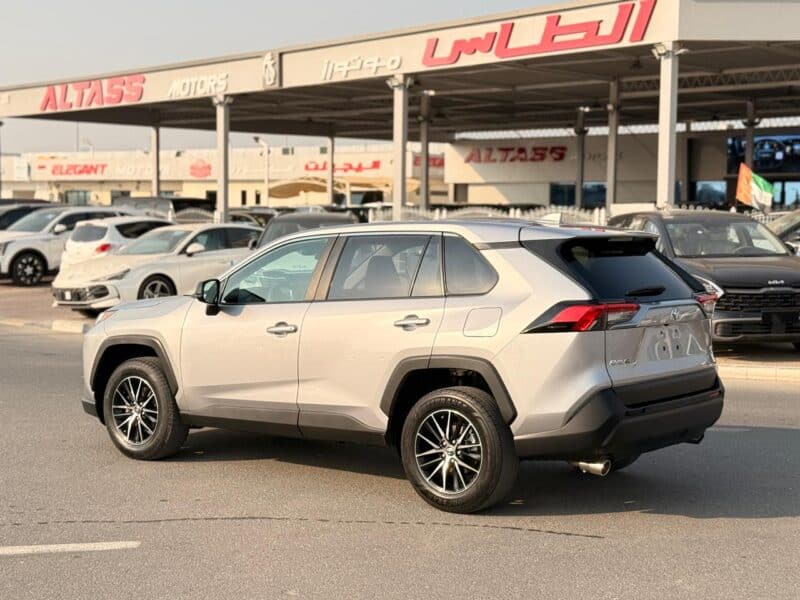 2024 TOYOTA RAV 4 LE AWD 2.5 litres V4 Cylinder Engine Silver Black SUV