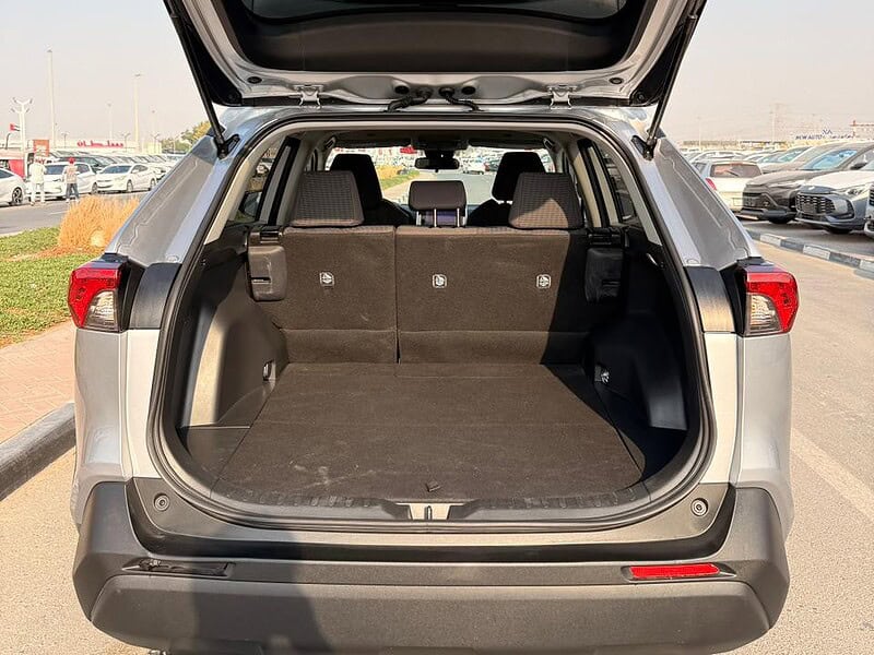 2024 TOYOTA RAV 4 LE AWD 2.5 litres V4 Cylinder Engine Silver Black SUV
