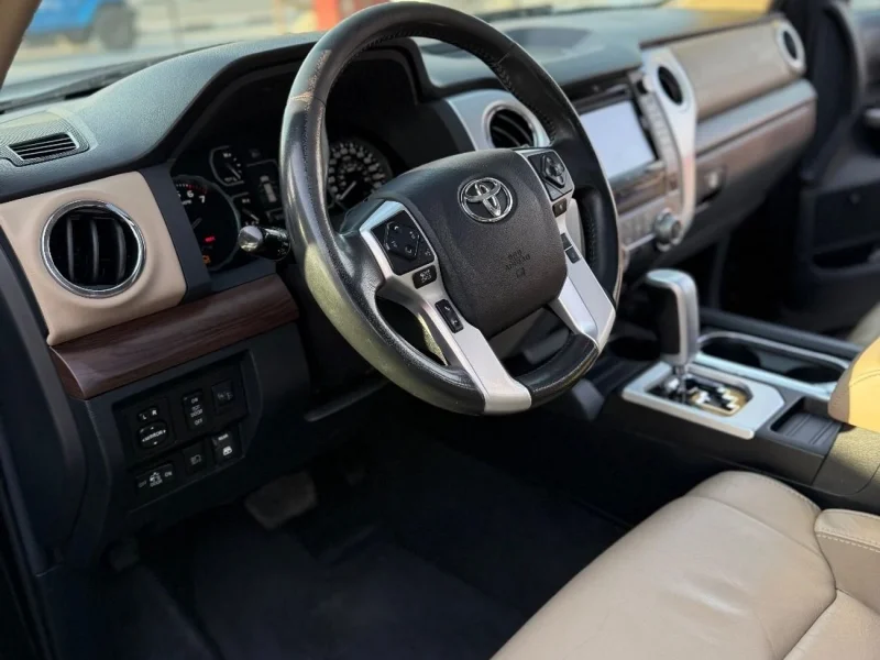 2018 Toyota Tundra 5.7 litres 8 Cylinders Engine Black Beige AWD