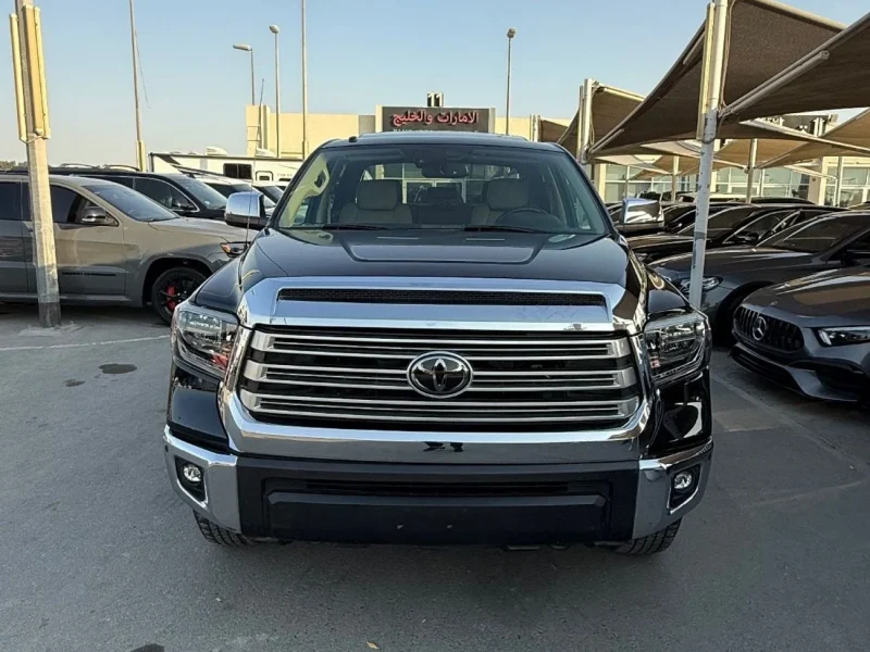 2018 Toyota Tundra 5.7 litres 8 Cylinders Engine Black Beige AWD