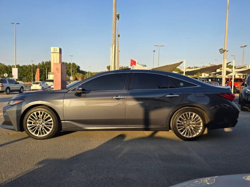 2019 Toyota Avalon Limited 3.5-liter V6 Engine Grey Tan Sedan FWD