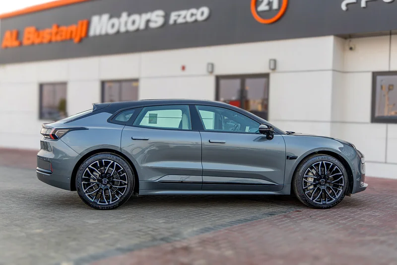 2024 Zeekr 001 Premium Grey White Sedan AWD Electric Car 550 - 650 KM GCC