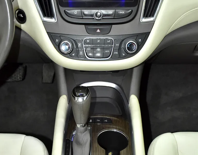 2019 Chevrolet Malibu Premier 4 Cylinders Engine White Beige Sedan GCC Spec