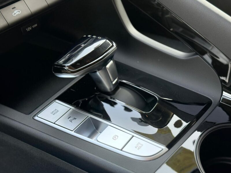 2025 Hyundai Elantra 1.5 Liters Inline 4-Cylinder Engine White Black Sedan